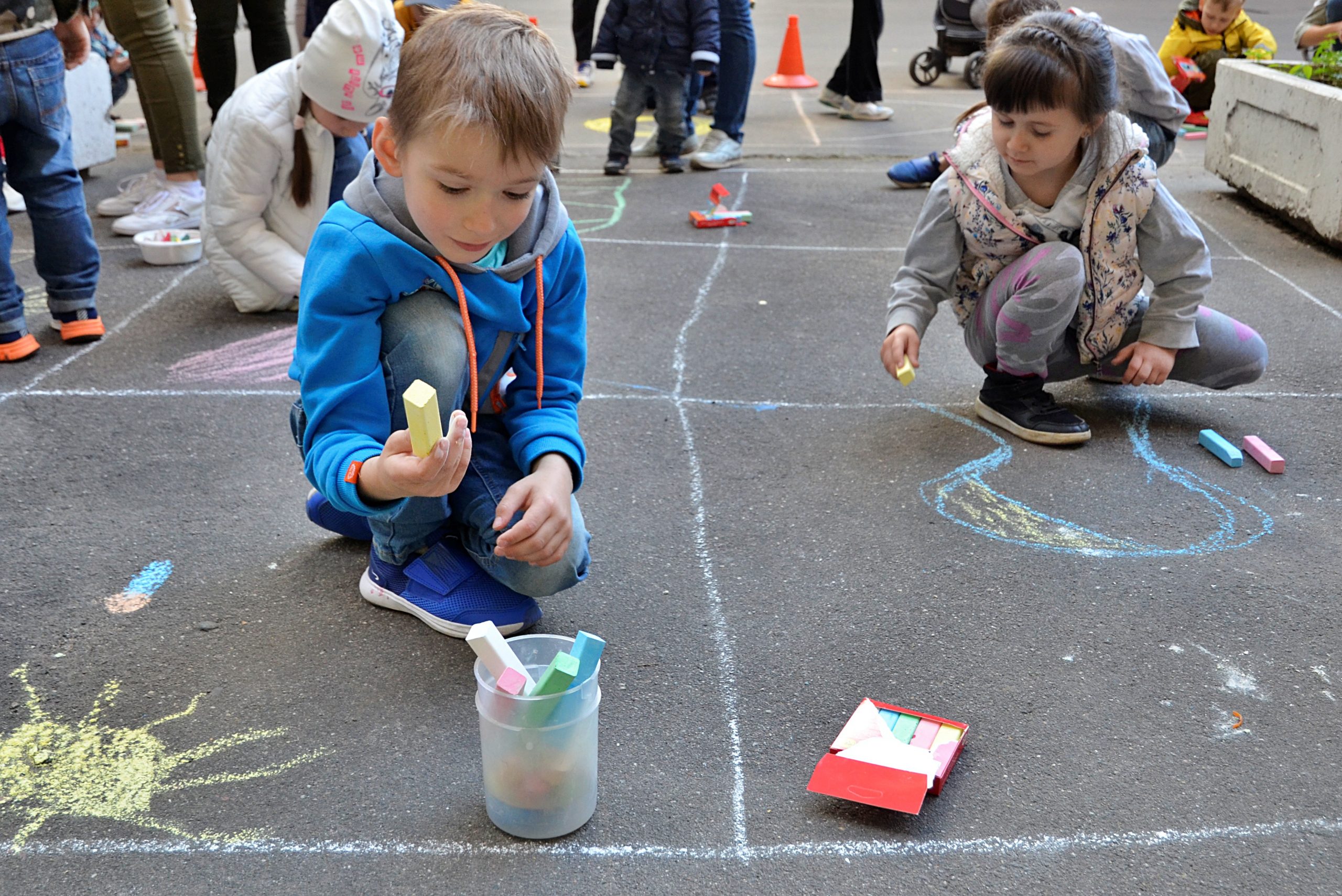 Дворовые игры для детей организовали сотрудники Культурного центра «Ватутинки» в Десеновском