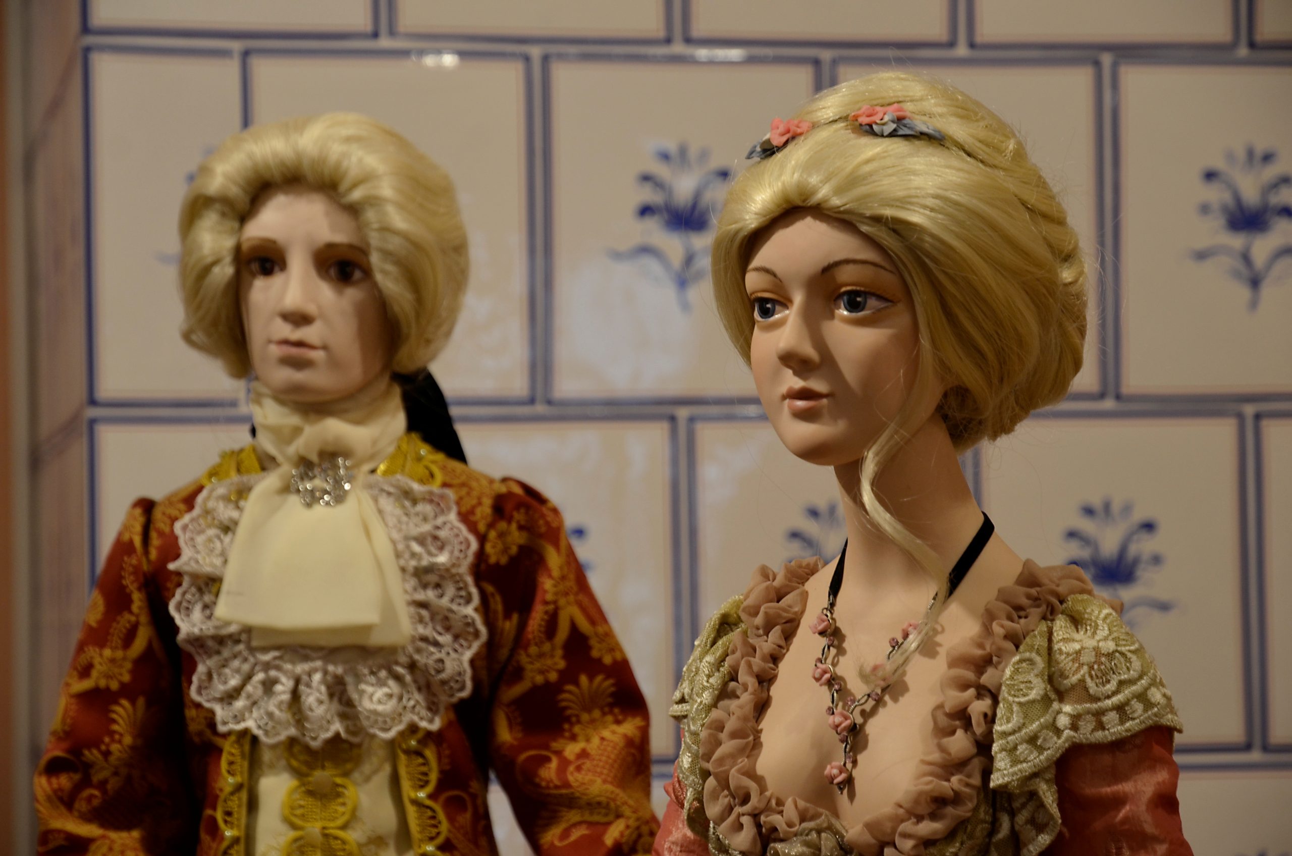 Выставка «Чемодан кукольных историй» открылась в мобильной библиотеке