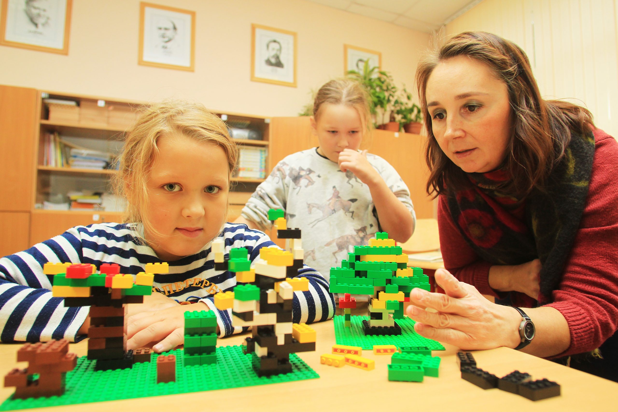 Занятие кружка «Учимся, играя с Лего» организовали сотрудники библиотеки №263 поселения Десеновское