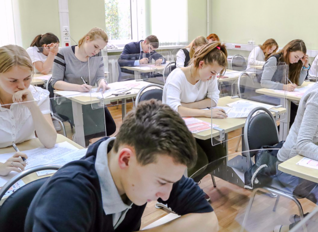 Каждый восьмой московский выпускник окончил в 2021 году школу с медалью