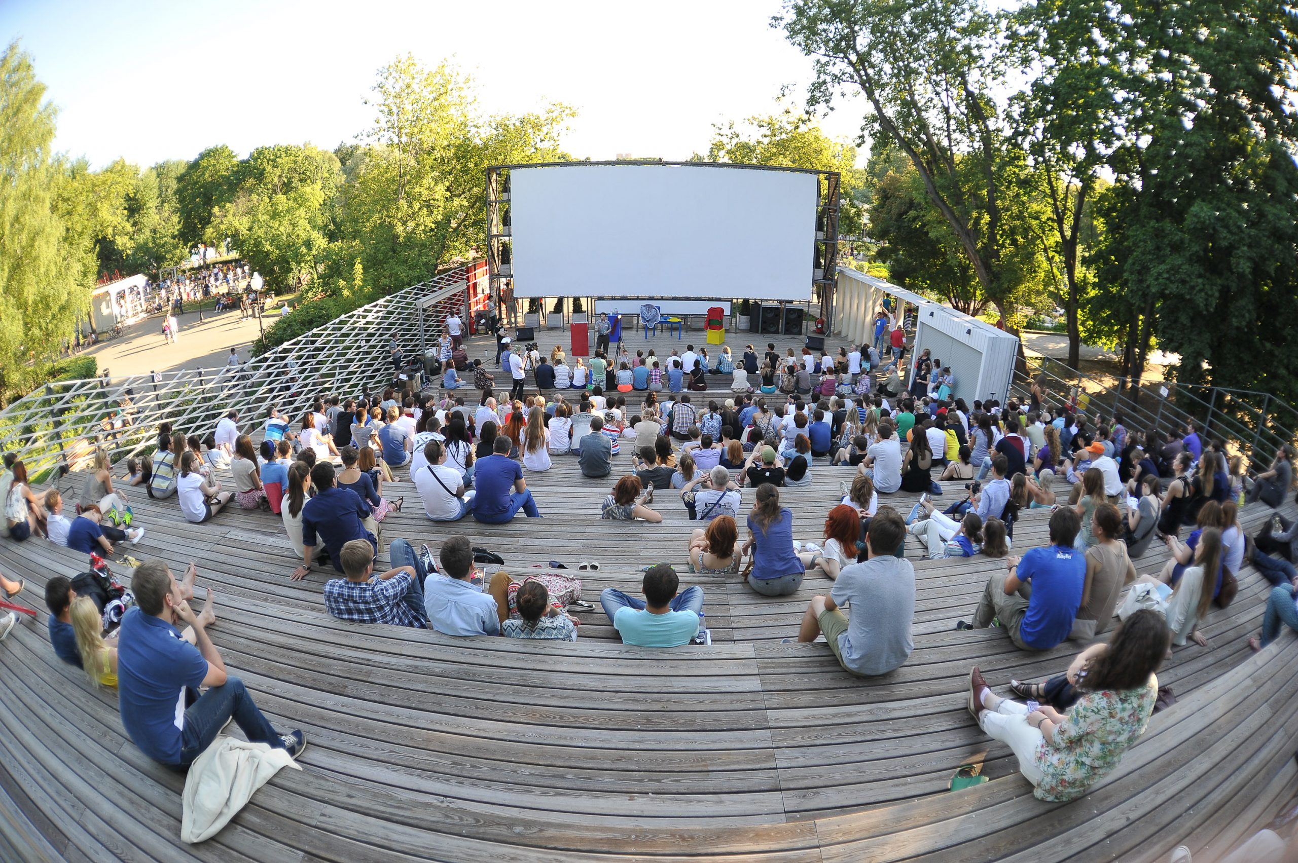 Выбор комфортного летнего кинотеатра в парках столицы предоставили москвичам. Фото: Александр Казаков, «Вечерняя Москва»