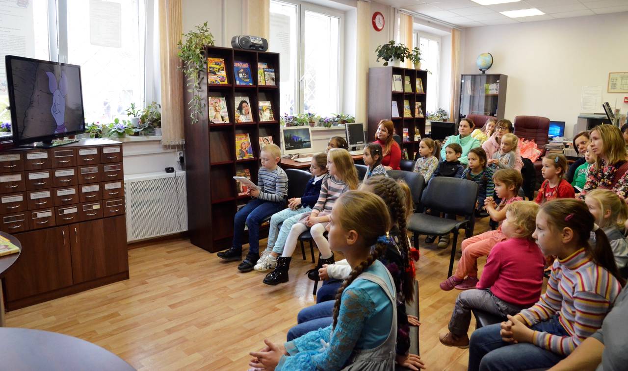Сотрудники библиотеки №262 поселка Марьино готовятся к проведению интерактива для школьников