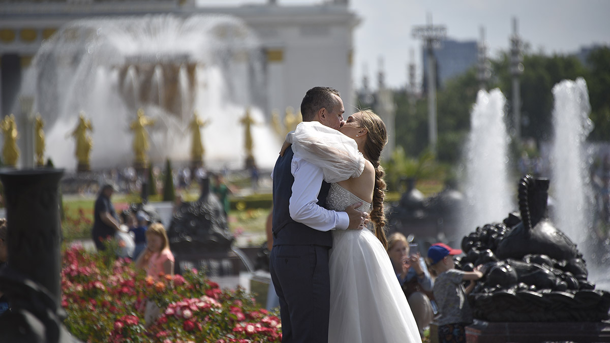 Более 700 пар заключили брак в столице в День города