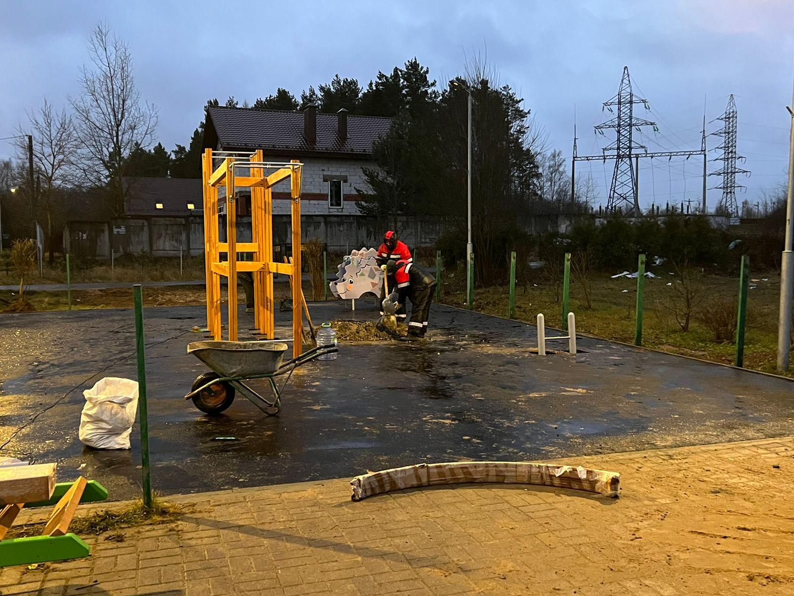 Ремонт детских площадок продолжили в Краснопахорском