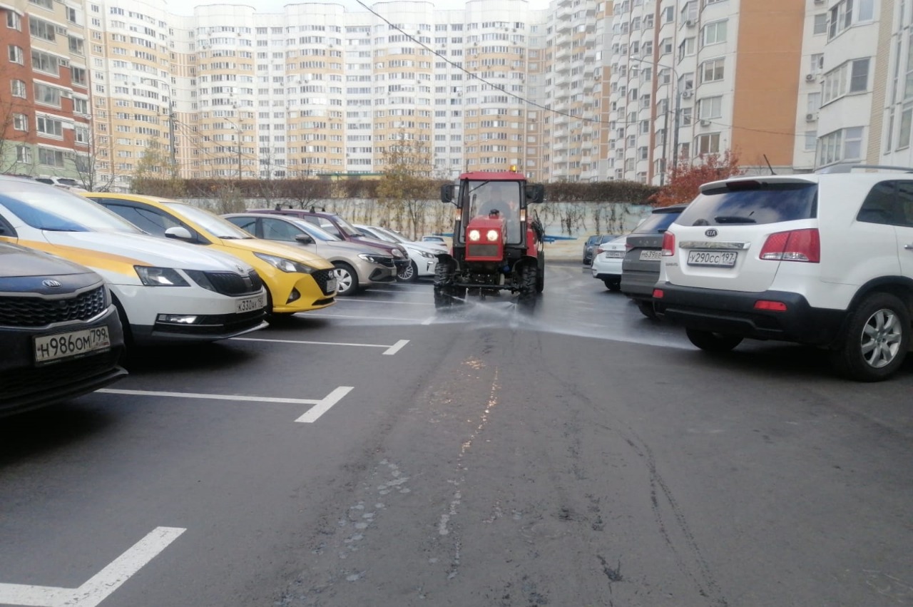 Специалисты провели промывку дорог в поселении Внуковское