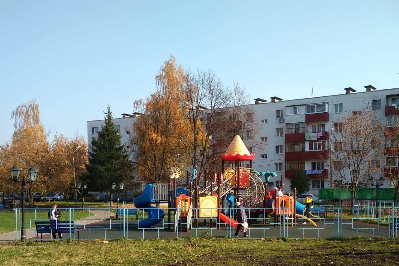 Работы по замене малых архитектурных форм на детских площадках стартовали в Краснопахорском