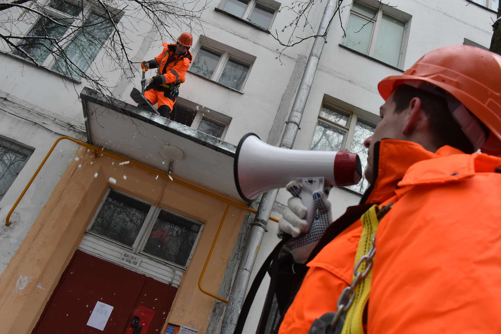 Коммунальные службы поселения Михайлово-Ярцевское провели уборку территорий входных групп домов в штатном режиме