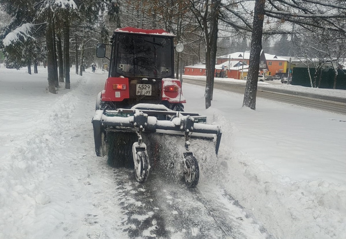 Последствия снегопада начали ликвидировть в поселении Михайлово-Ярцевское
