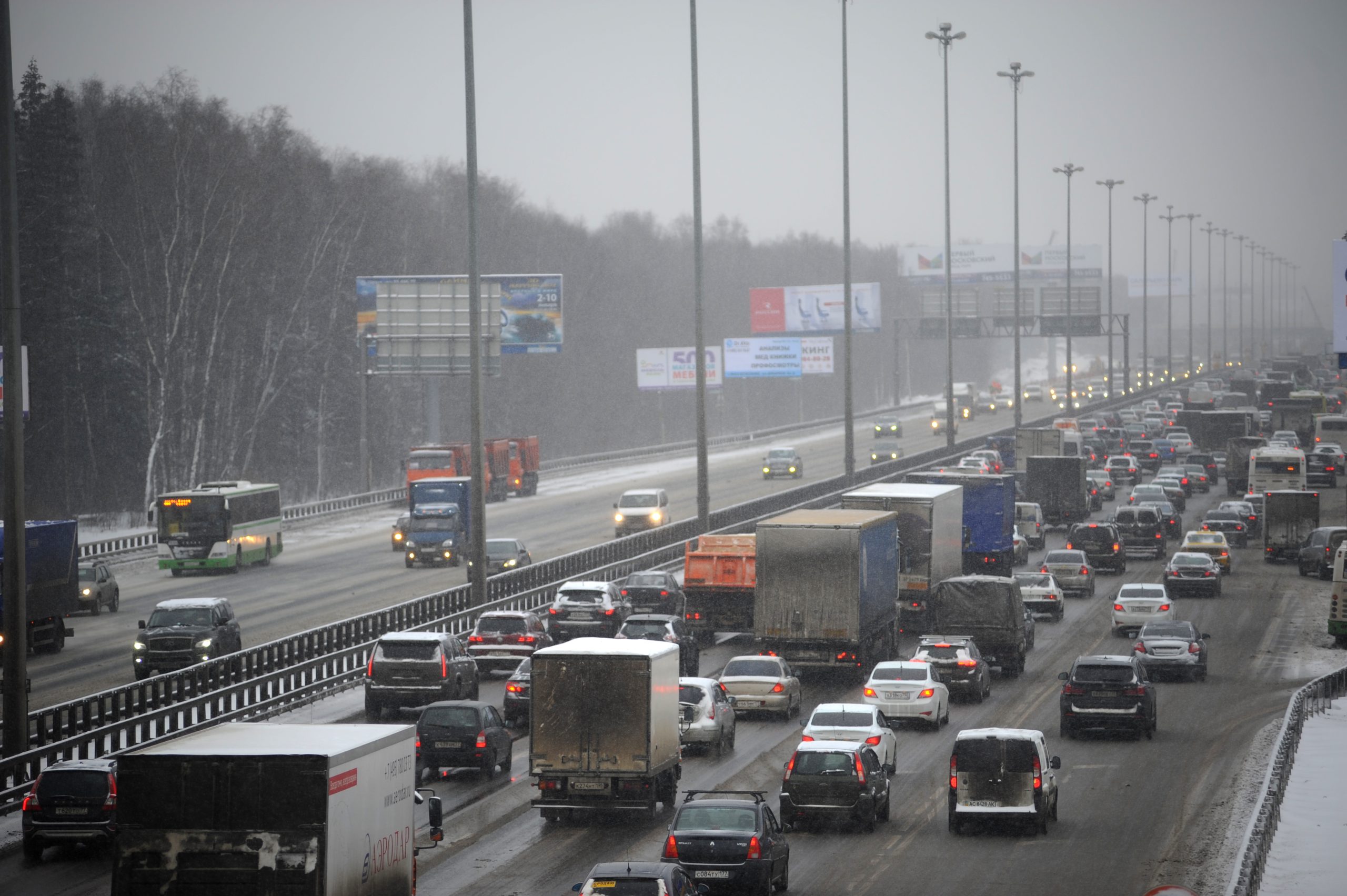 Движение на Киевском шоссе временно ограничили. Фото: Александр Кожохин, «Вечерняя Москва»