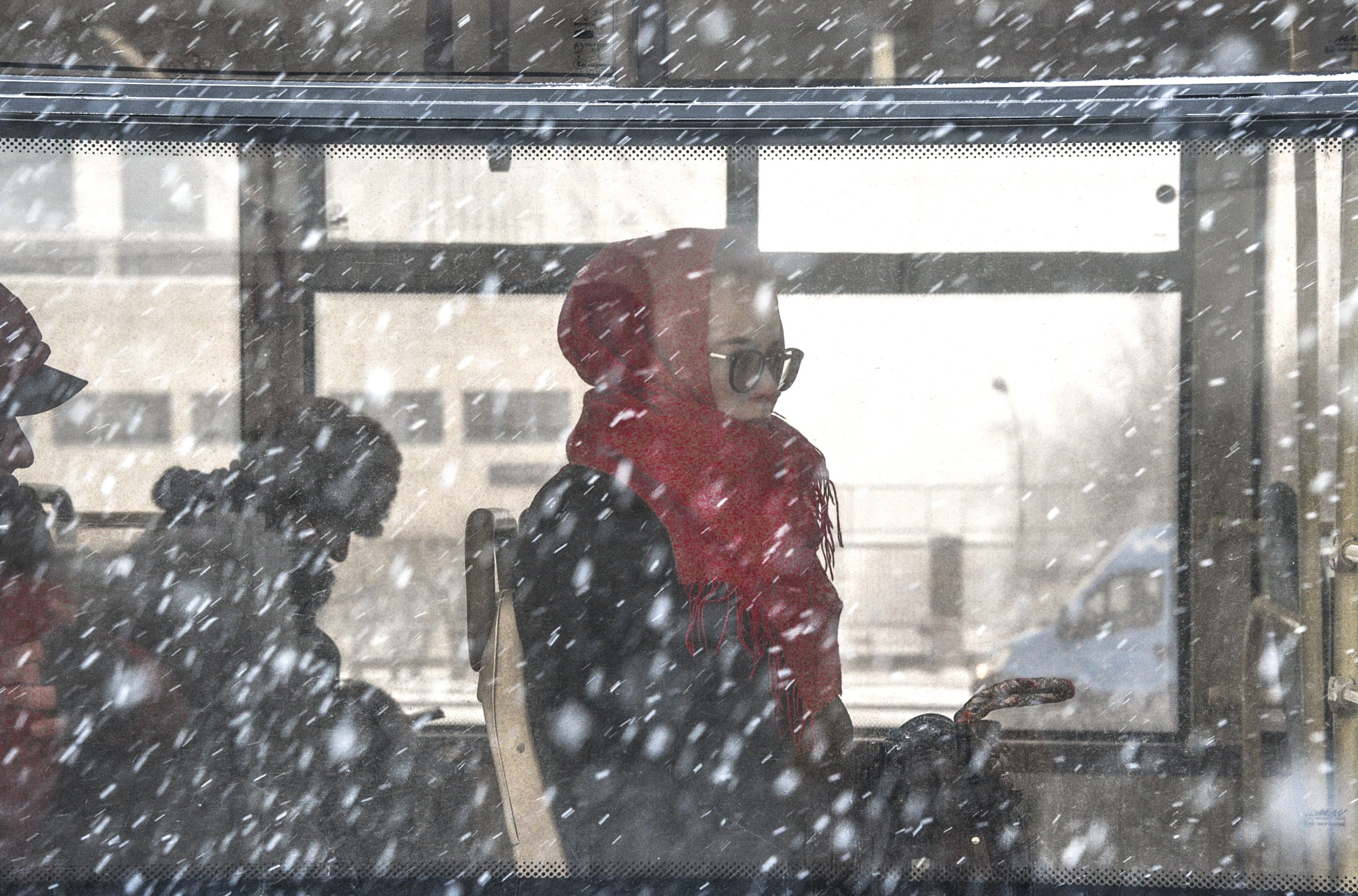 Водителям в столице порекомендовали временно поменять машину на общественный транспорт перед Новым годом. Фото: Пелагия Замятина, «Вечерняя Москва»