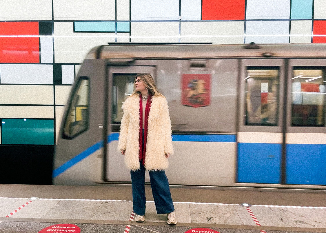 Если поймать в кадр проезжающий поезд, он почти сольется с красочным фоном стен. Фото: Анастасия Гранатман