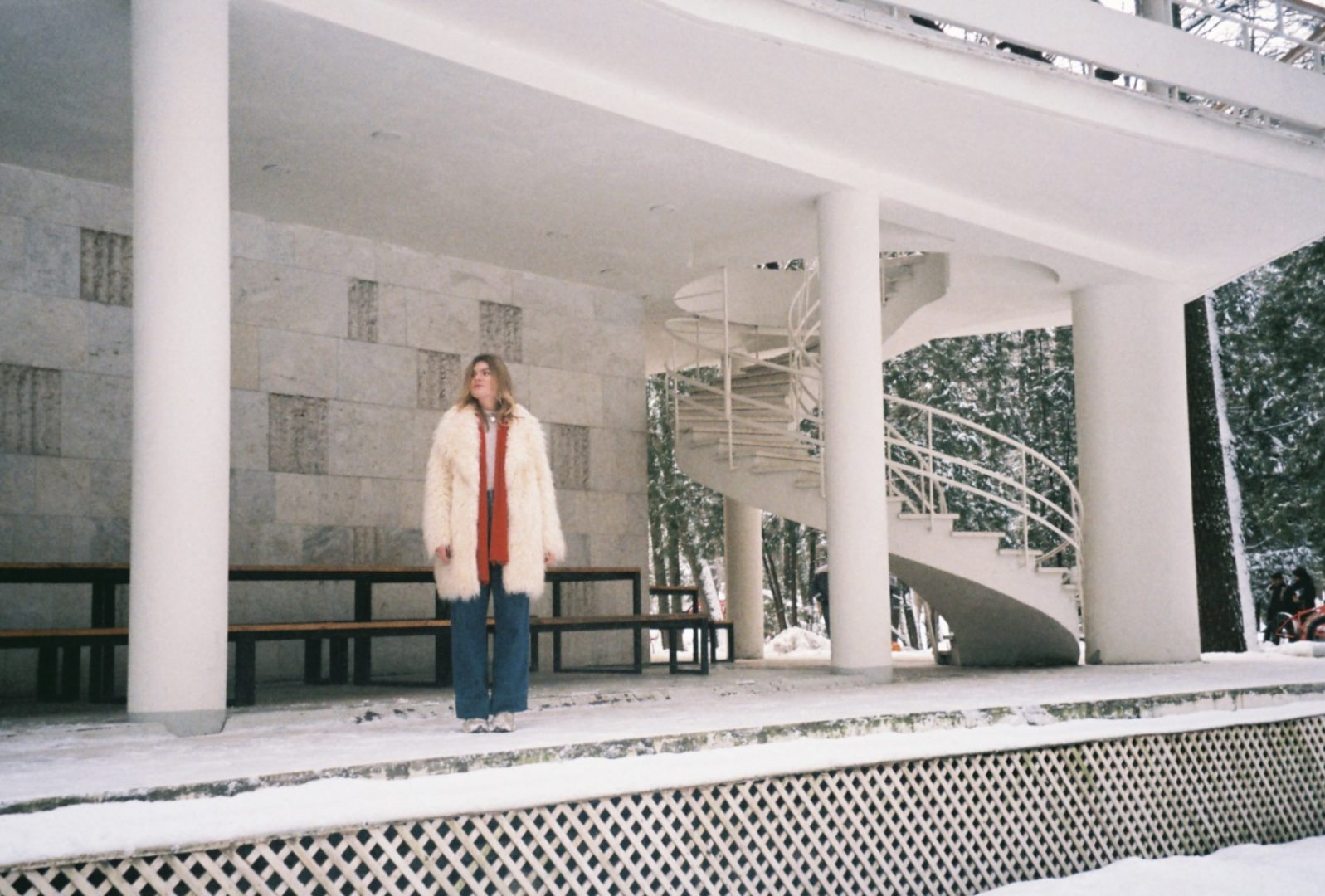 В Доме творчества писателей Переделкино музейный комплекс украшает белая винтовая лестница. Фото: Мансур Усанов