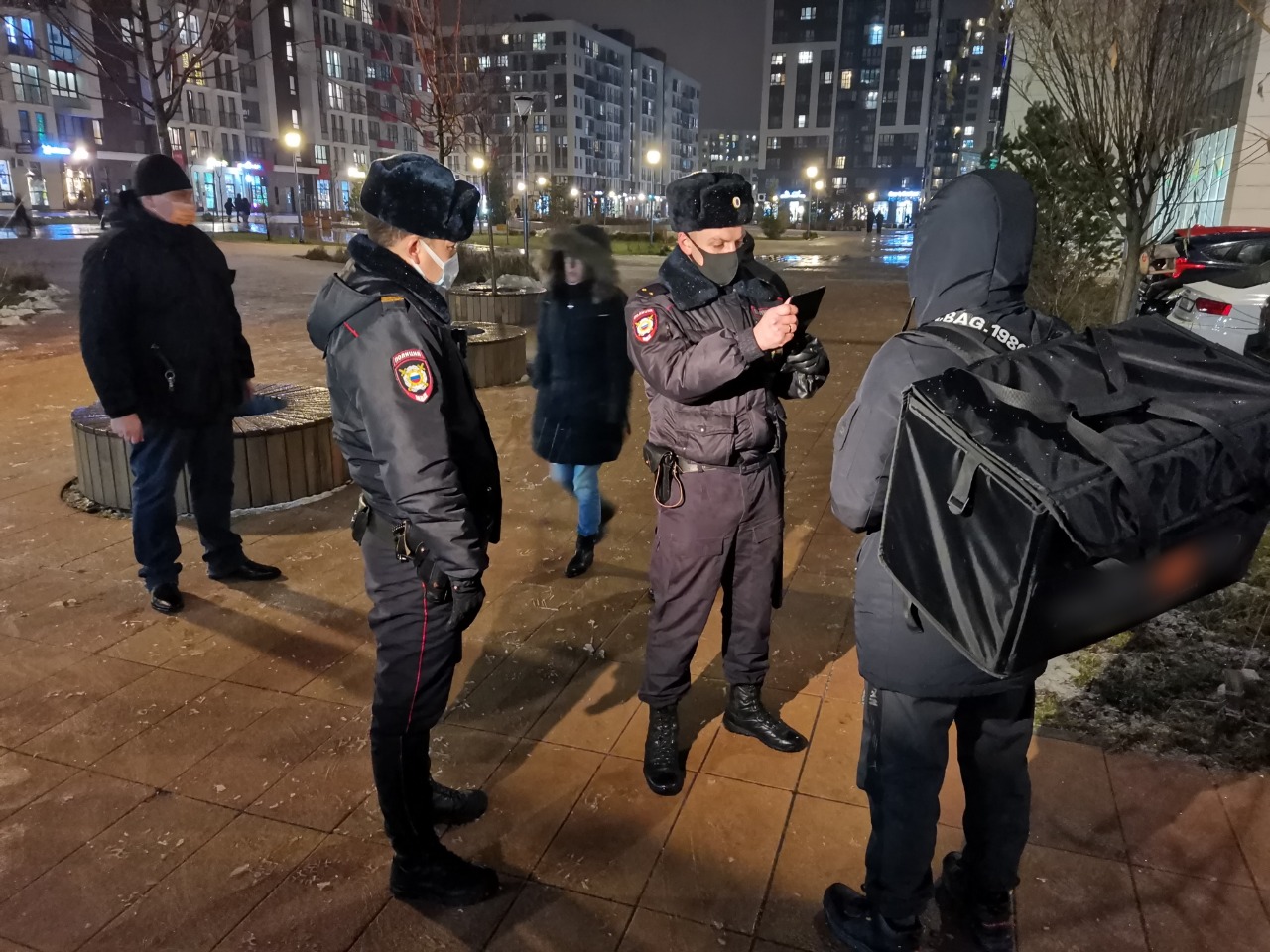 Полицейские УВД по ТиНАО провели совместное патрулирование территории с народными дружинами Новой Москвы