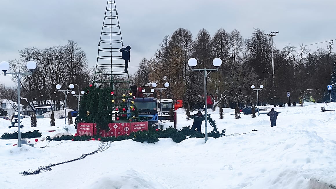 Новогодние ели демонтировали в Щаповском