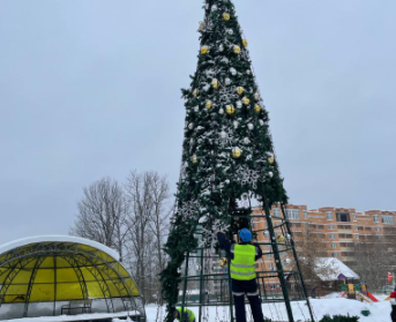 Демонтаж новогодних елей и украшений завершили в поселении Михайлово-Ярцевское