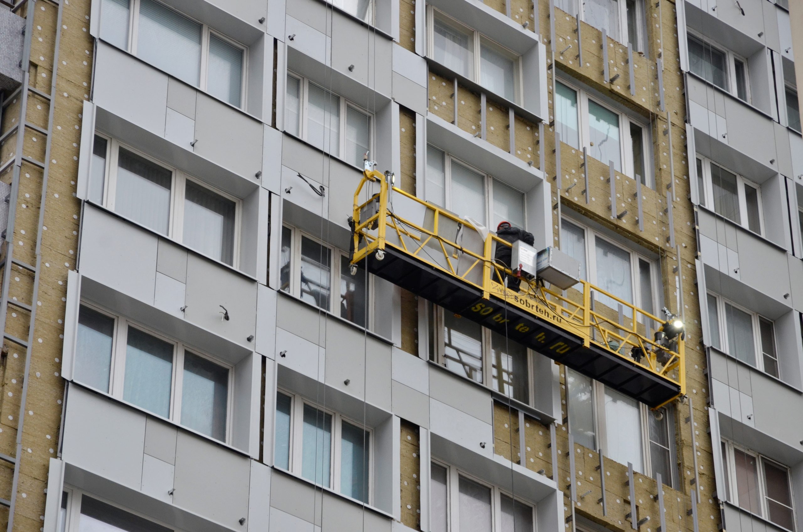 Капитальный ремонт многоквартирных домов столицы возобновили 10 января. Фото: Анна Быкова