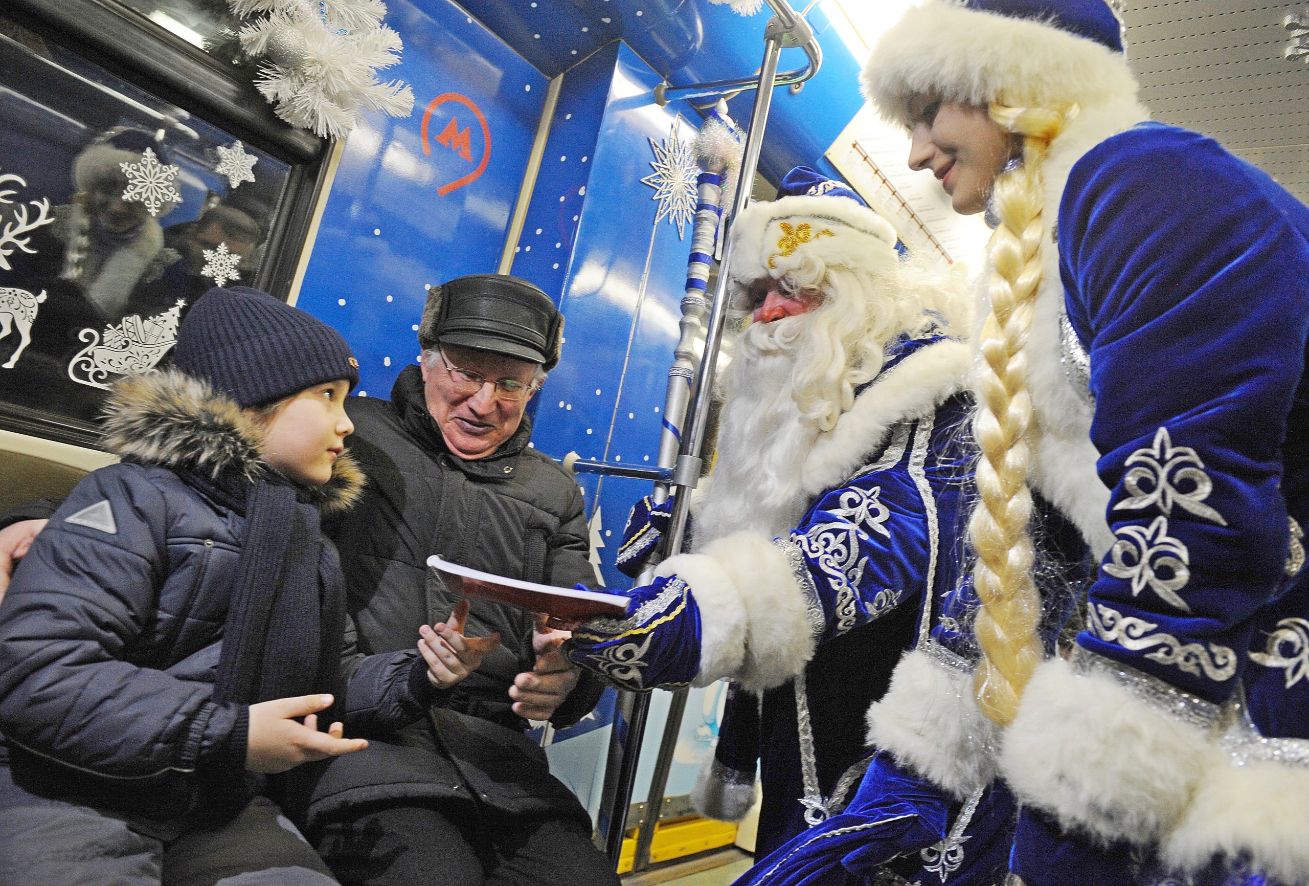 Новогоднюю ночь в столичной подземке встретили более чем 32 000 жителей Москвы. Фото: Александр Кожохин, «Вечерняя Москва»