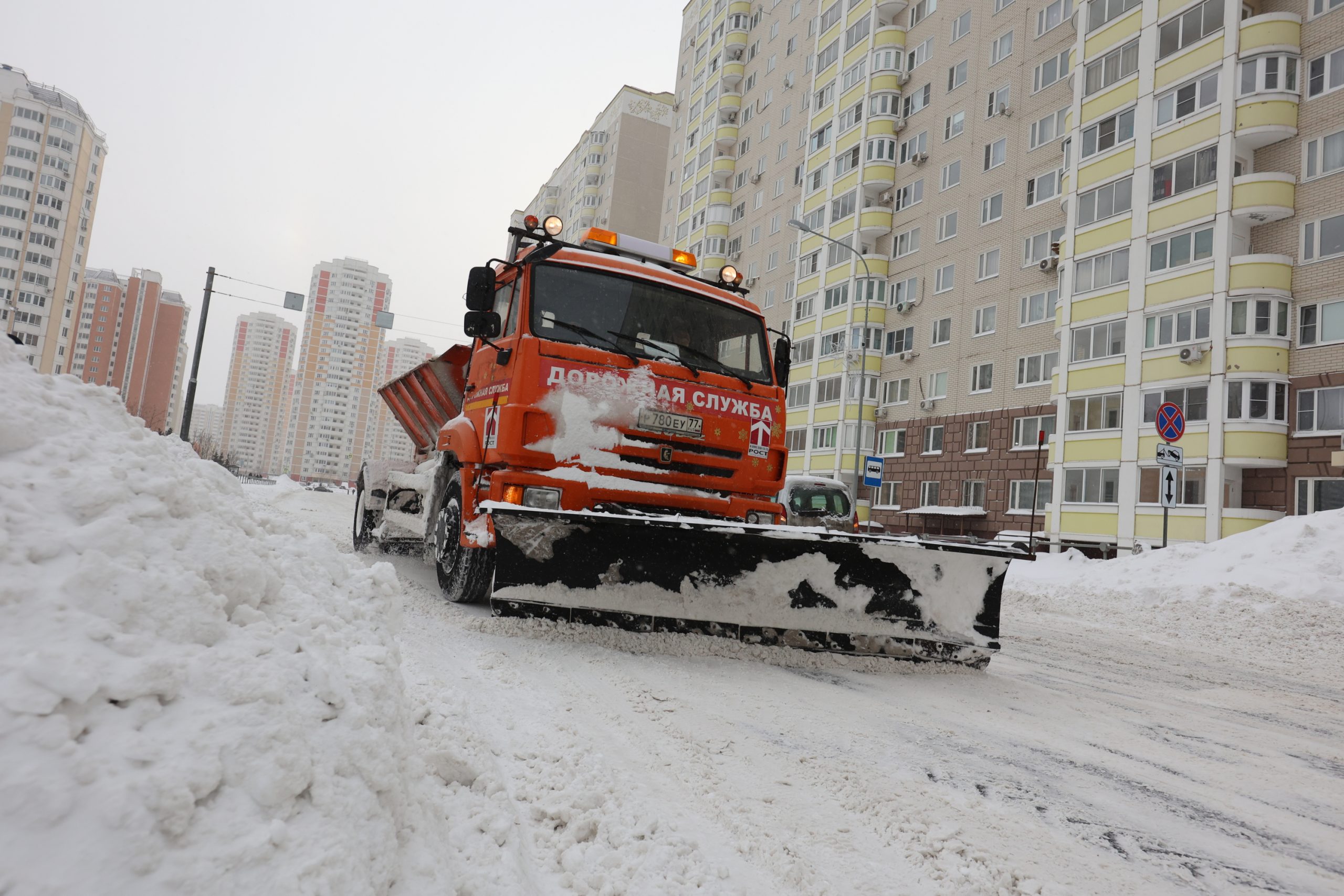 Более десять тысяч единиц техники начали очищать московские улицы от снега