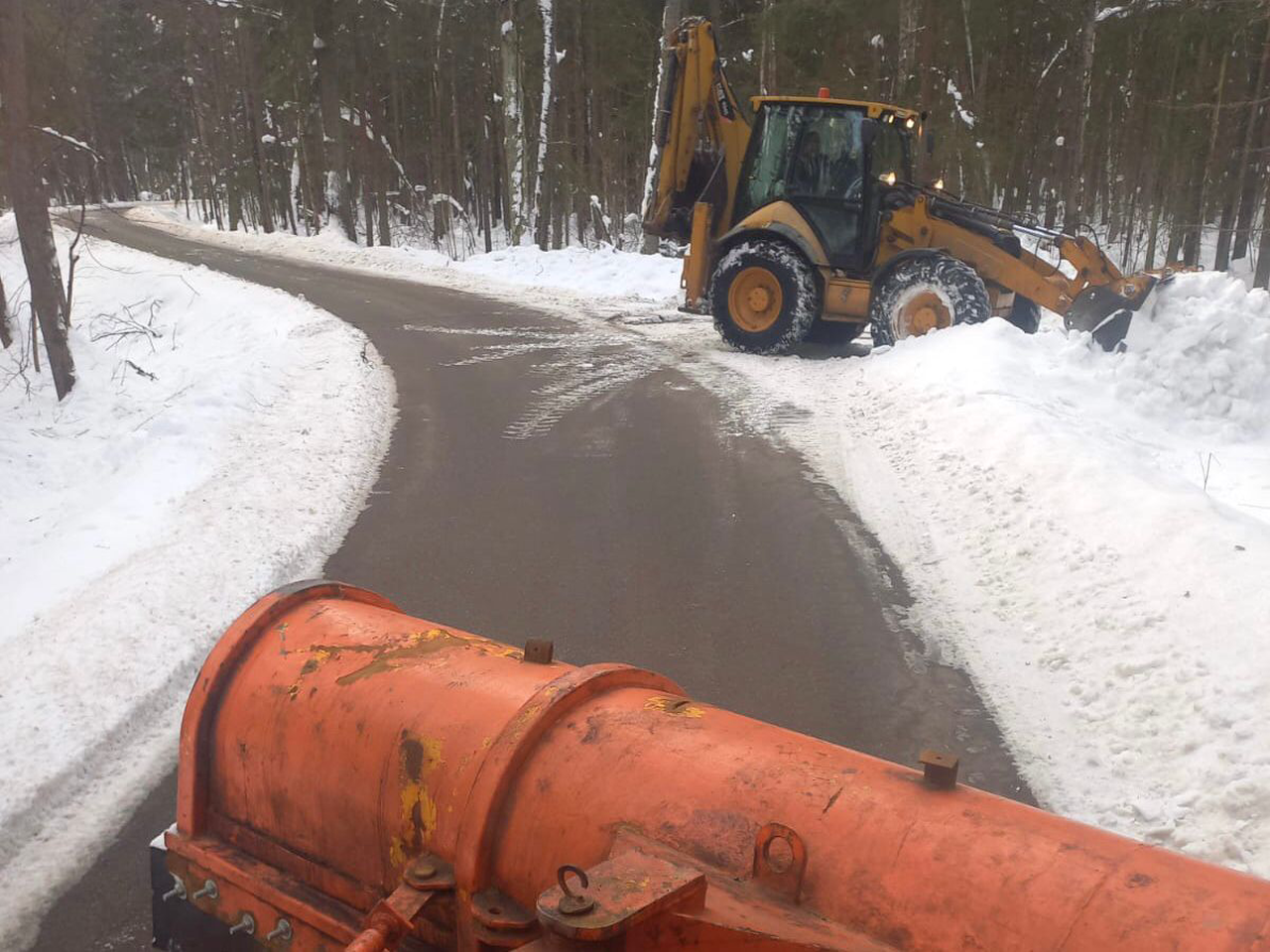 Коммунальные службы поселения Киевский продолжают работы по уборке территории от снега