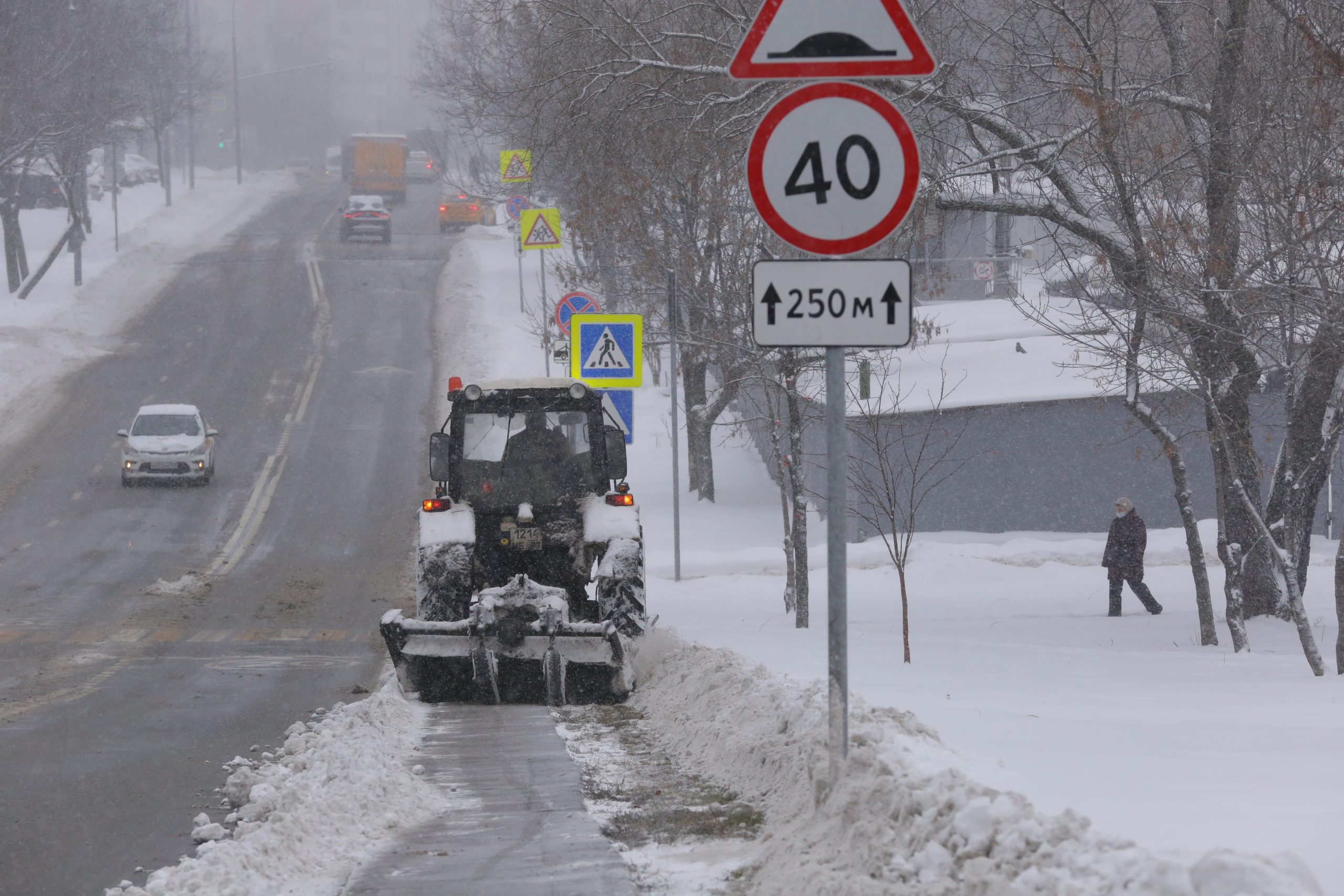 Работы по очистке тротуаров и вывозу снега продолжили в поселении Кокошкино