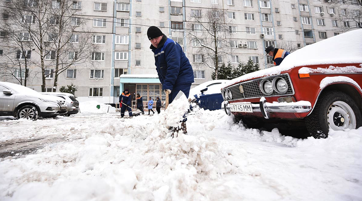 Специалисты продолжили уборку снега в Новофедоровском