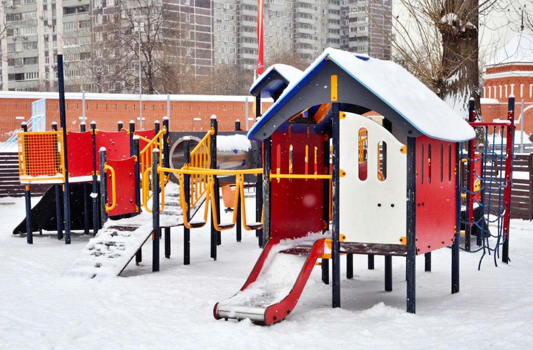 Ремонт детской площадки провели в Московском