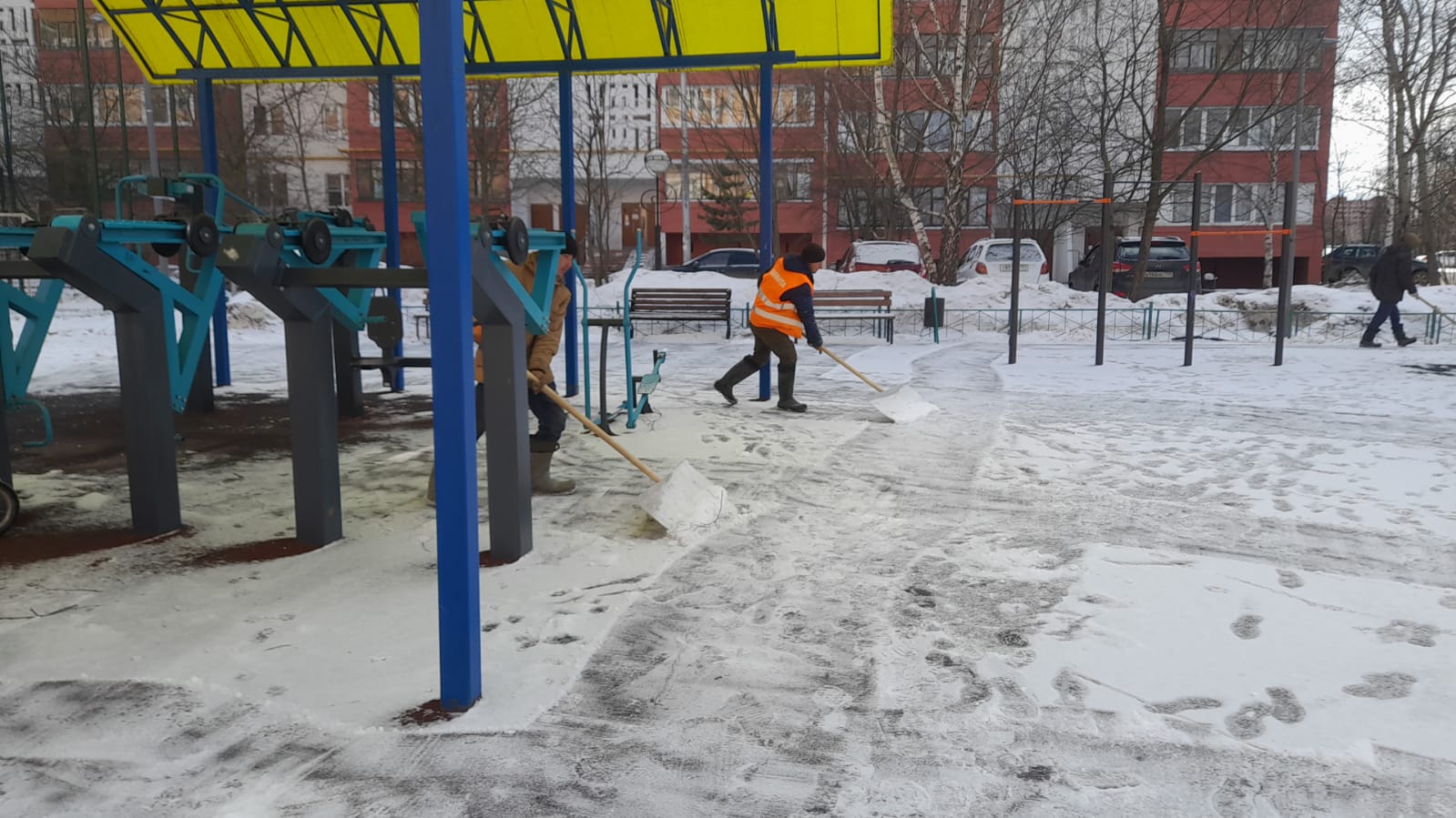 Расчистка детских площадок от снега началась в Воскресенском