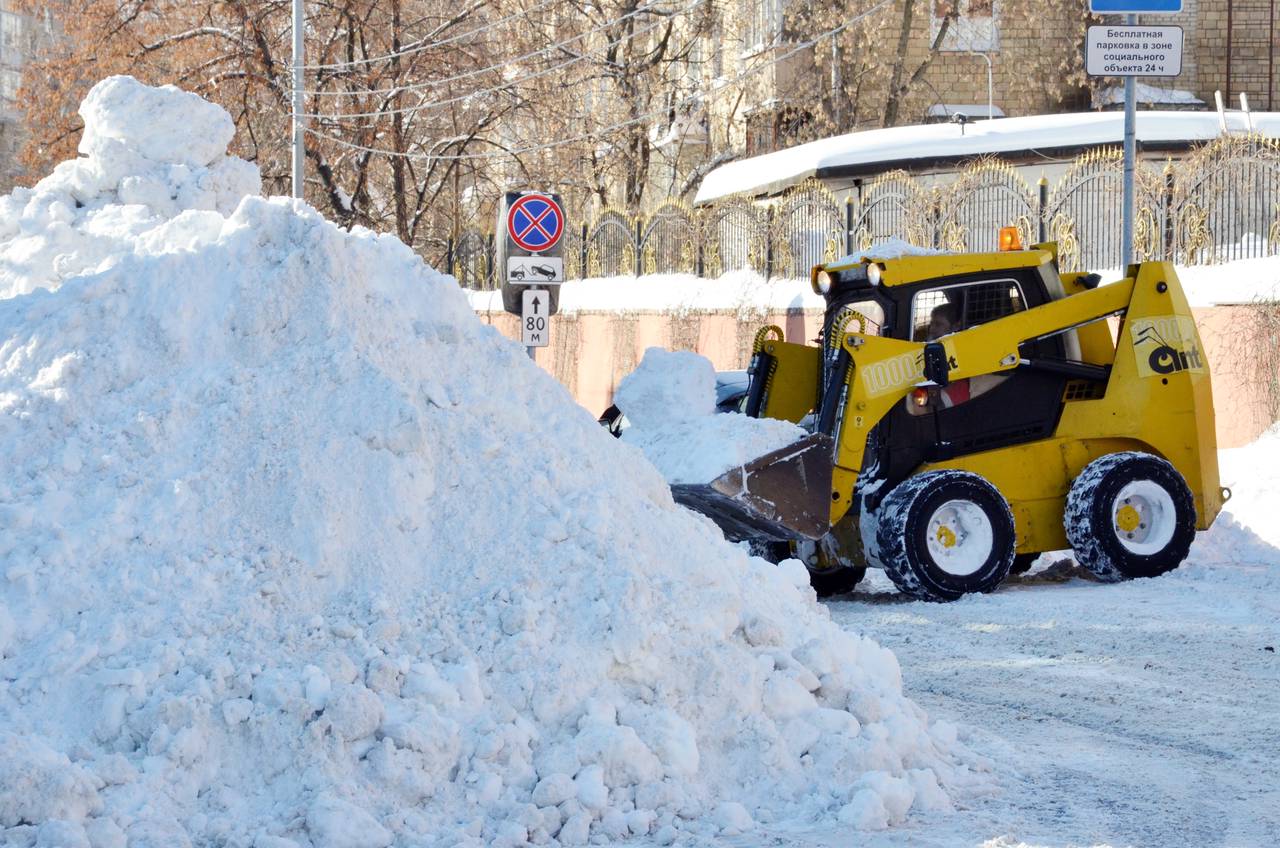 Работы по рыхлению снега продолжили в Филимонковском