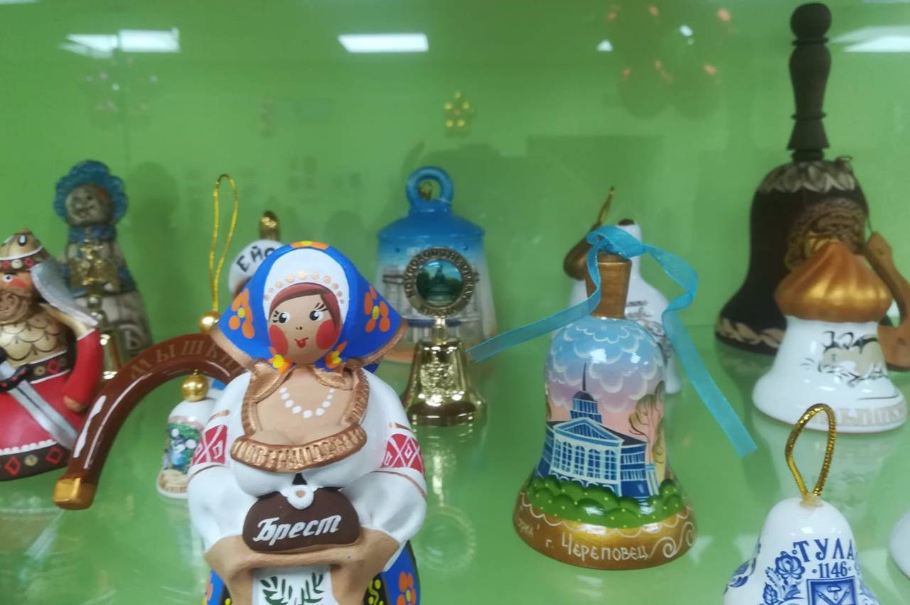 Выставка сувениров-колокольчиков открылась в Доме культуры «Юбилейный» поселения Роговское
