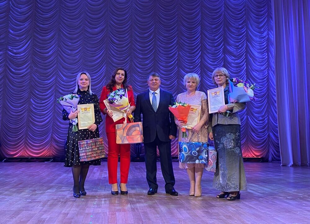 Глава администрации поселения Кленовское поздравил преподавательский коллектив школы №2073