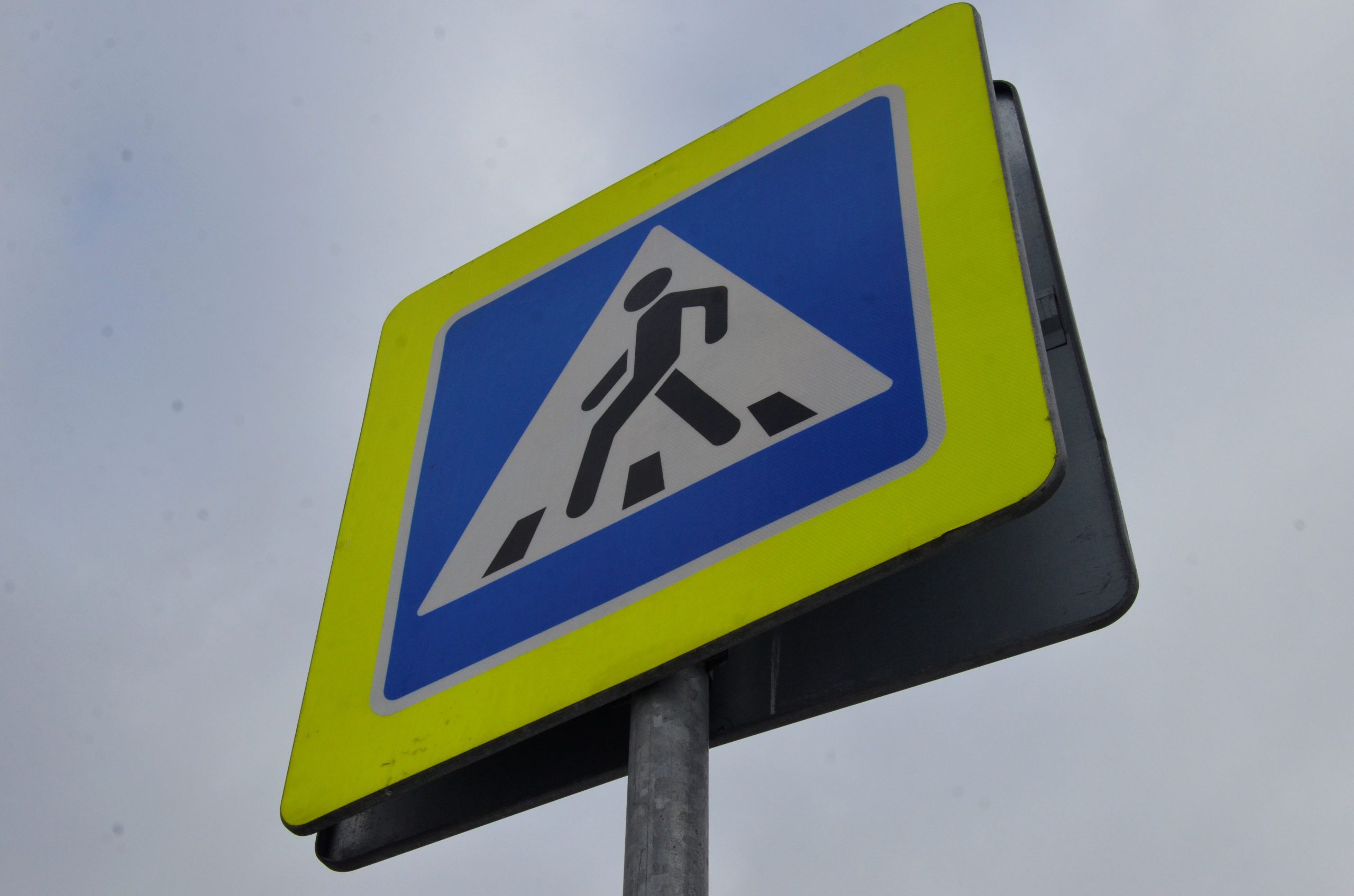 Работы по промывке дорожных знаков начали в Новофедоровском