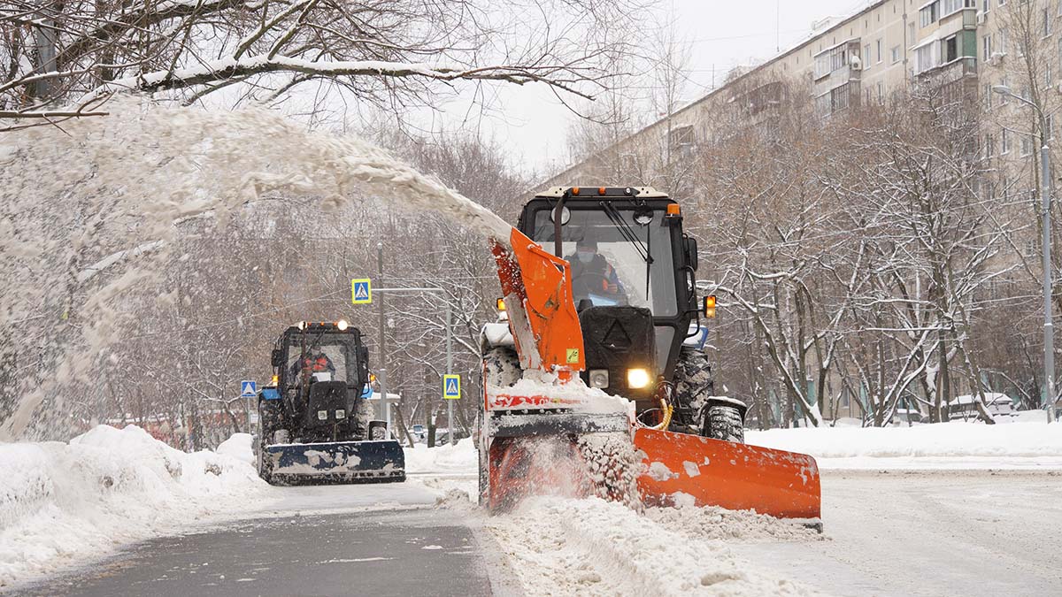 Коммунальные службы продолжили работы по уборке снега в Щербинке
