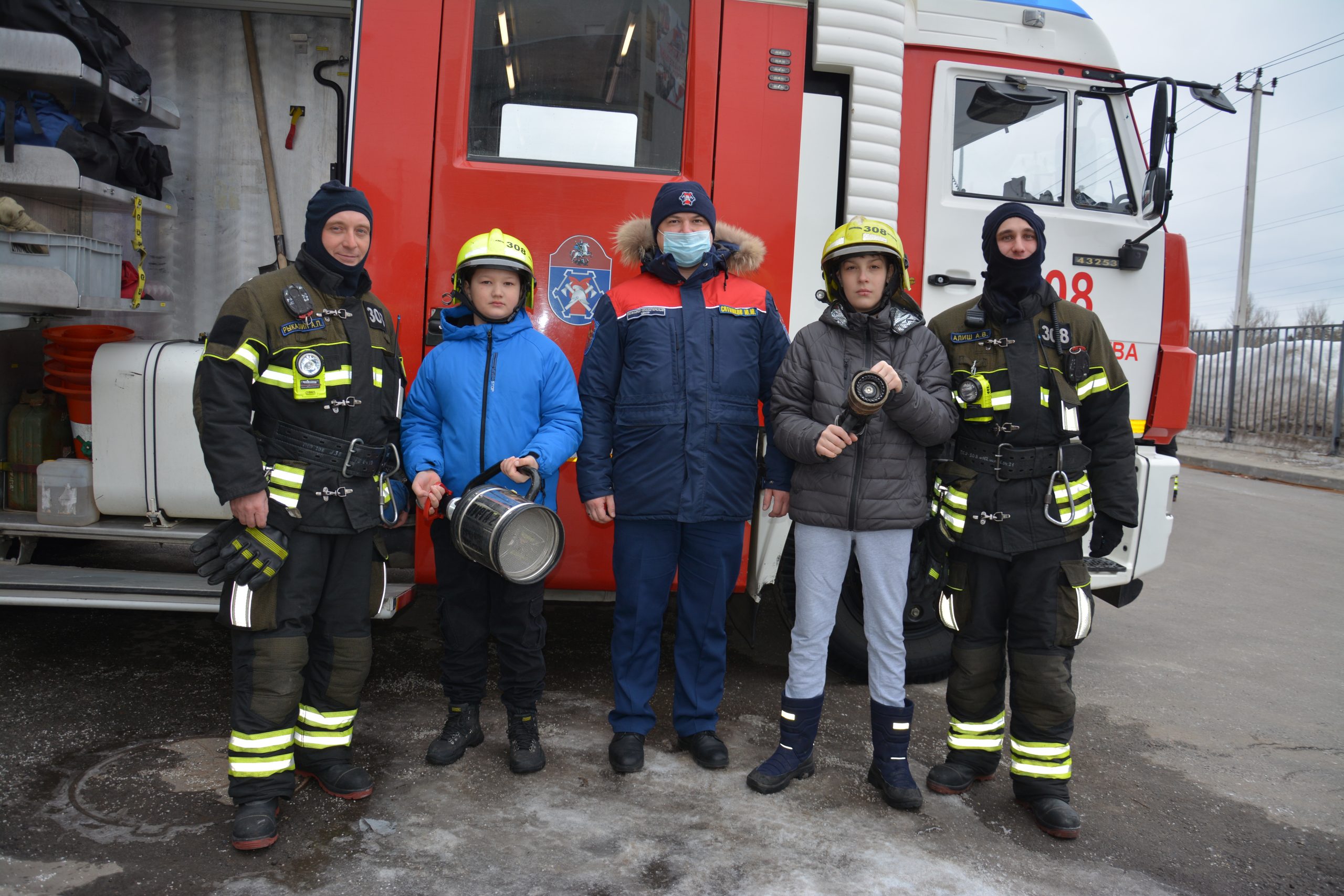 Московские спасатели проводят интерактивные занятия по безопасности жизнедеятельности
