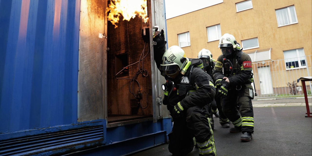 Побеждая пламя: пожарные и спасатели совершенствуют навыки, необходимые для работы на пожарах