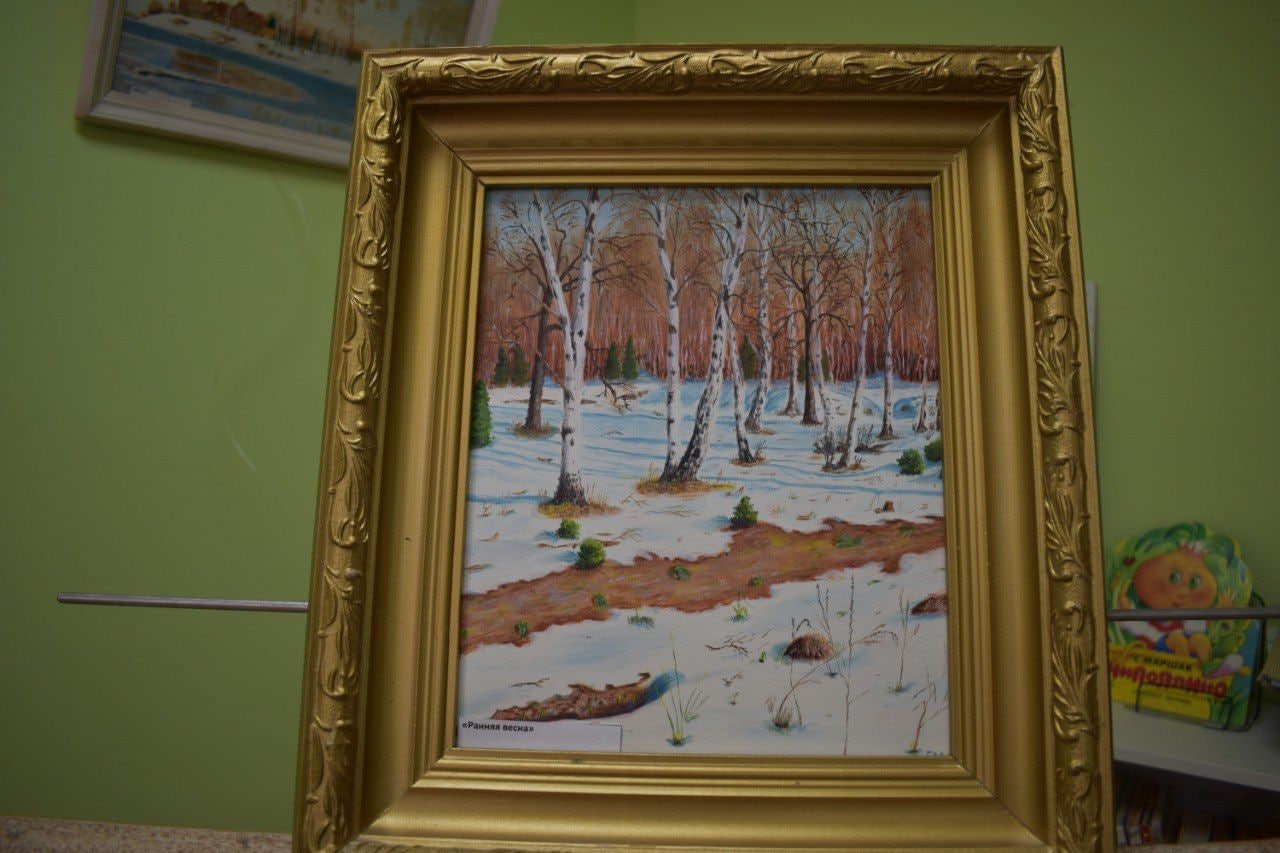 Выставка работ художника открылась в библиотеке Дома культуры «Юбилейный» поселения Роговское