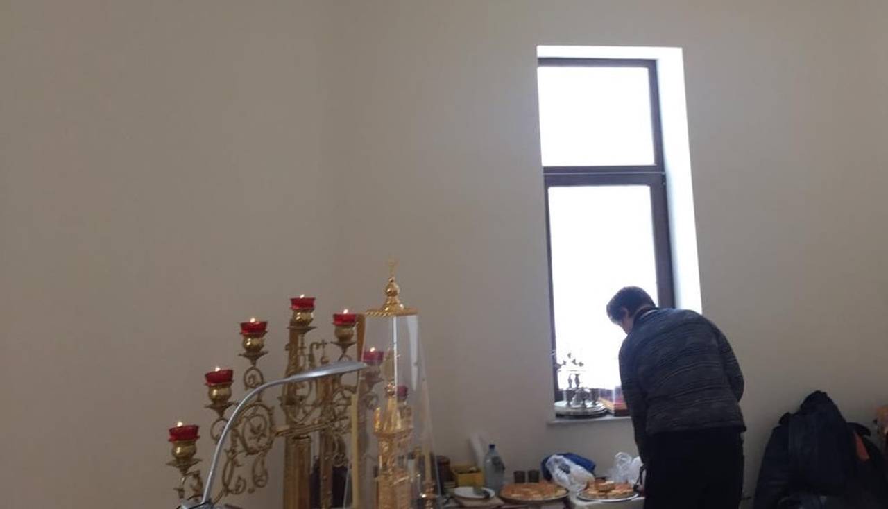 Работы по внутреннему обустройству храма продолжили в Роговском