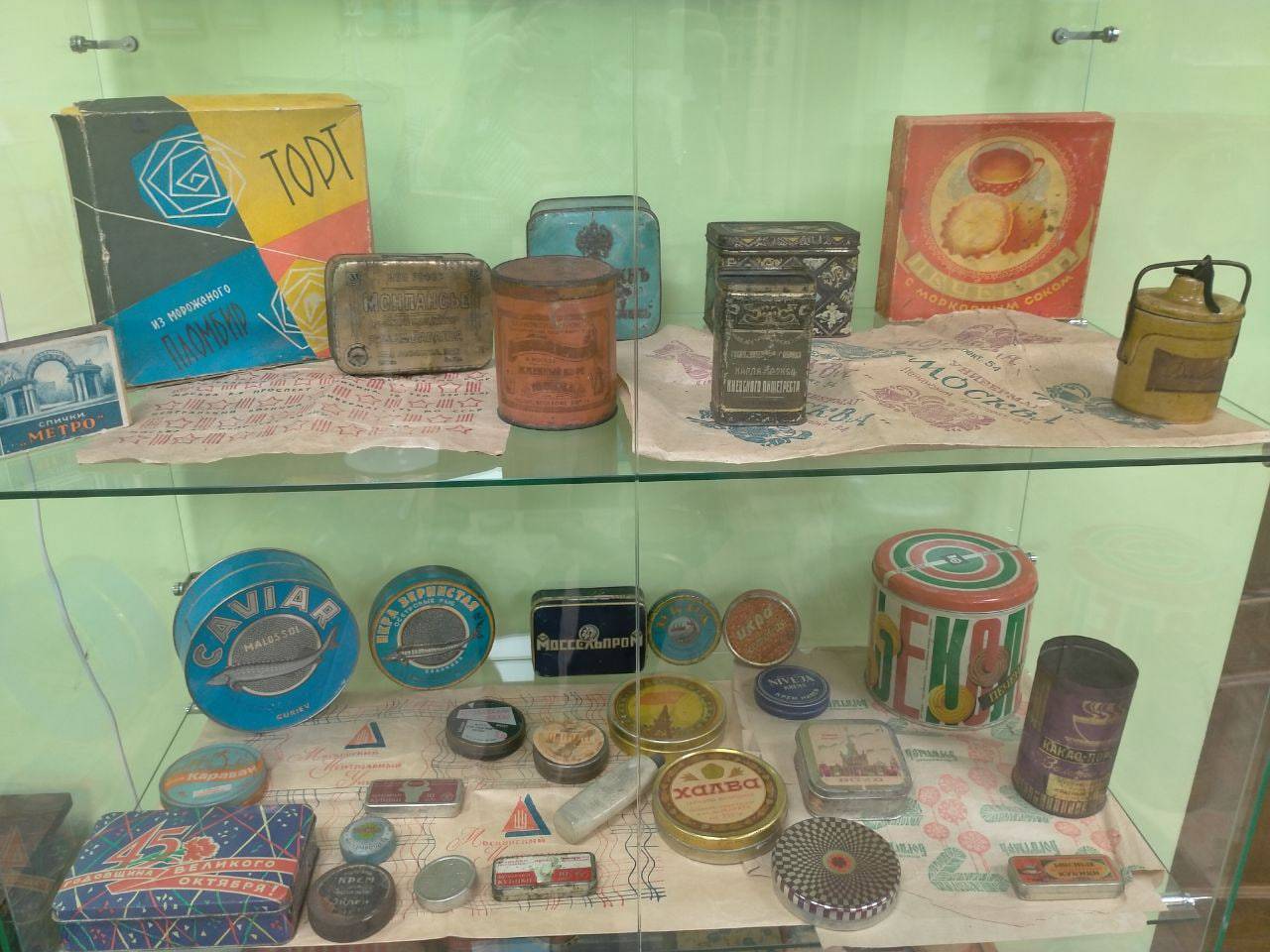 Выставка упаковок советской эпохи открылась в библиотеке Дома культуры «Юбилейный» поселения Роговское