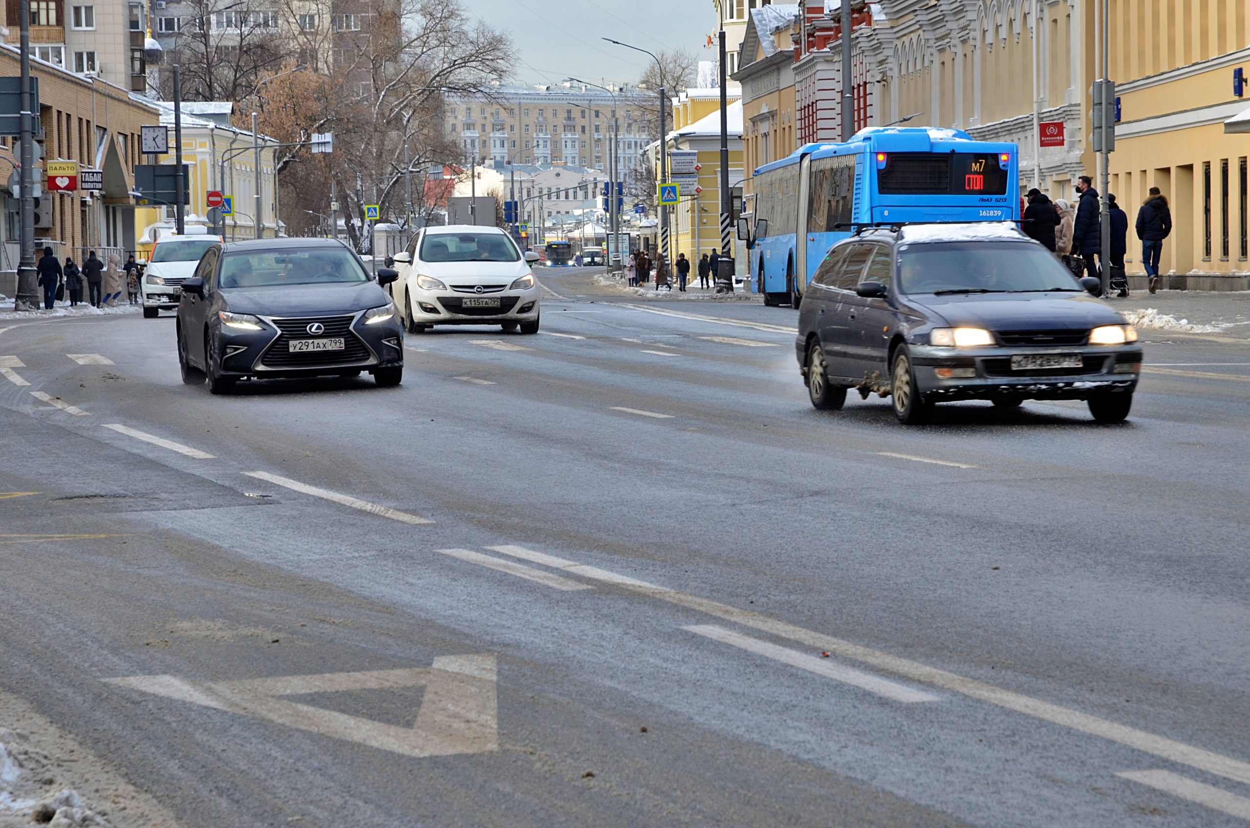 Улицы и тротуары в Москве промоют с шампунем