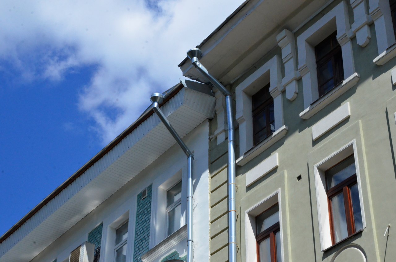 Капитальное обновление: крыши жилых домов отремонтируют в Москве