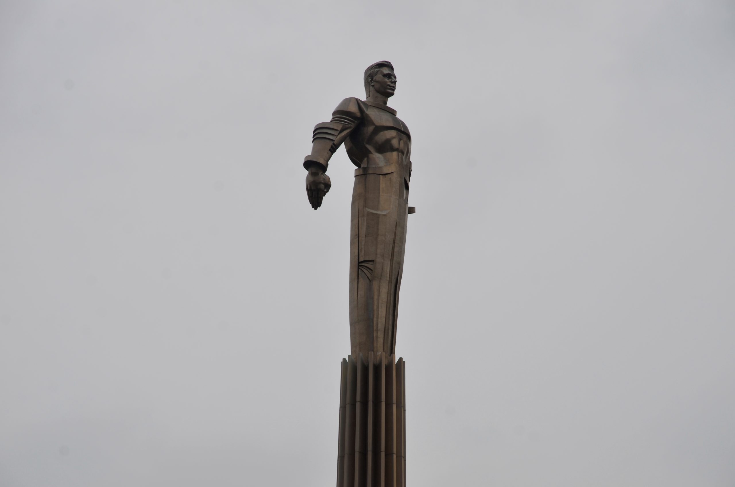 Памятник Юрию Гагарину промыли в Москве