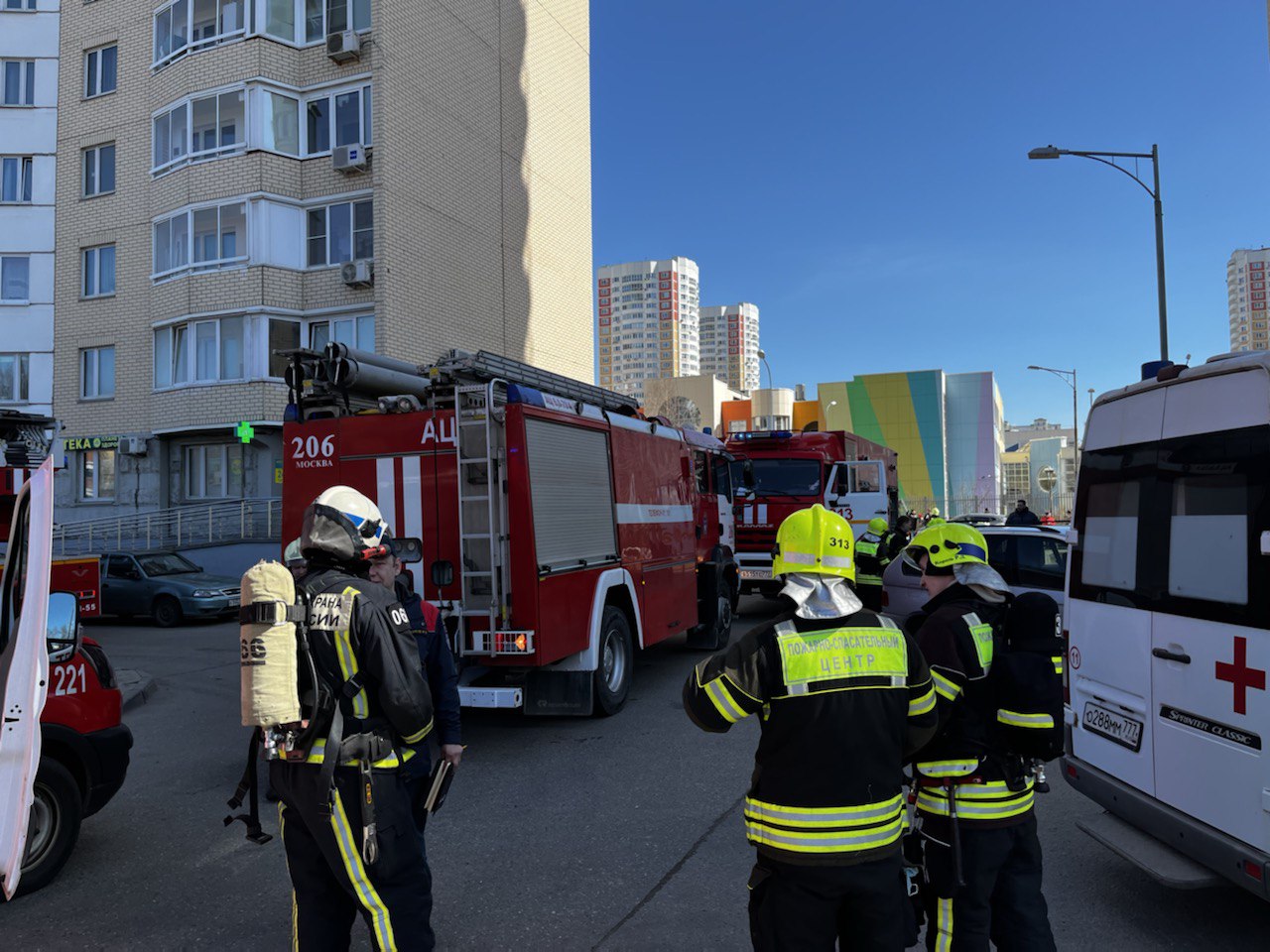Работники Пожарно-спасательного центра спасли ребёнка из горящей квартиры в поселении Московский