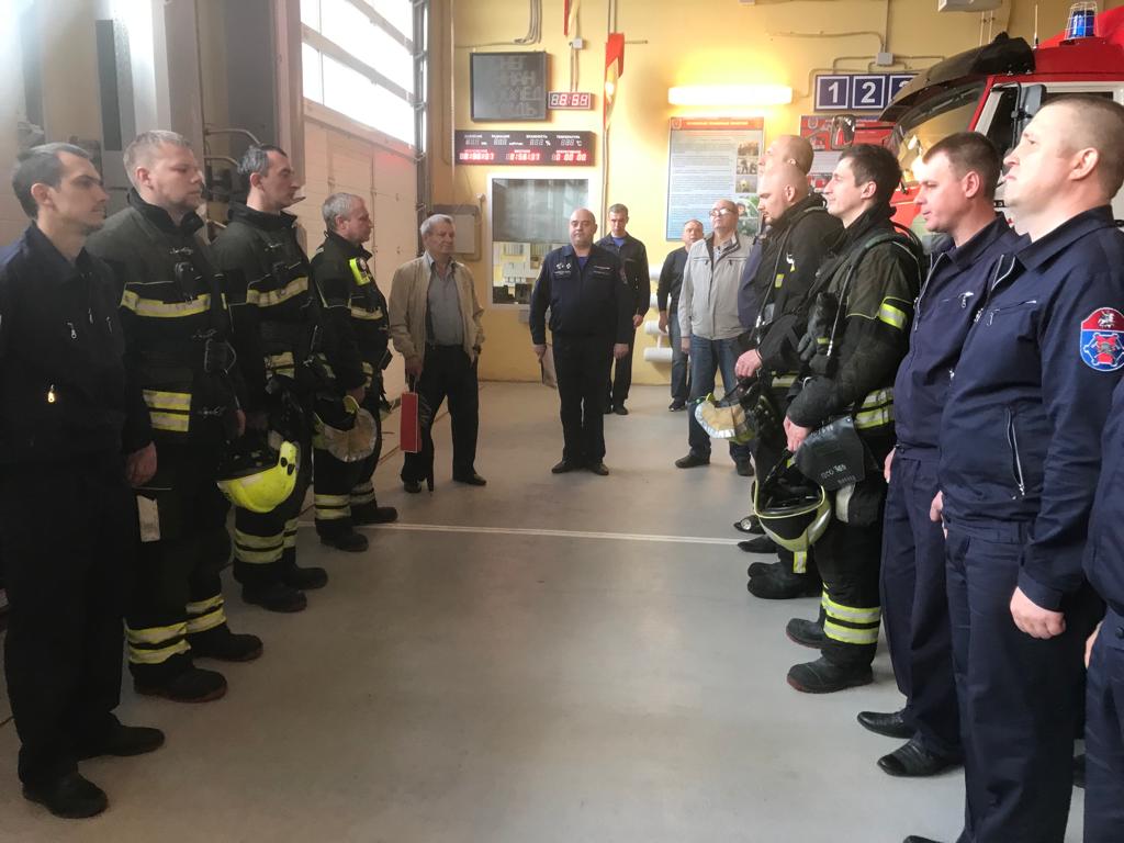Торжественное построение личного состава провели на территории пожарного депо в Роговском