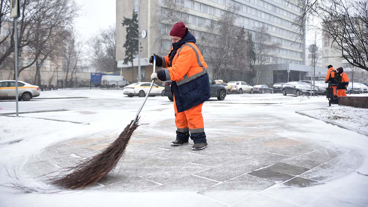 Специалисты продолжили уборку снега в Воскресенском
