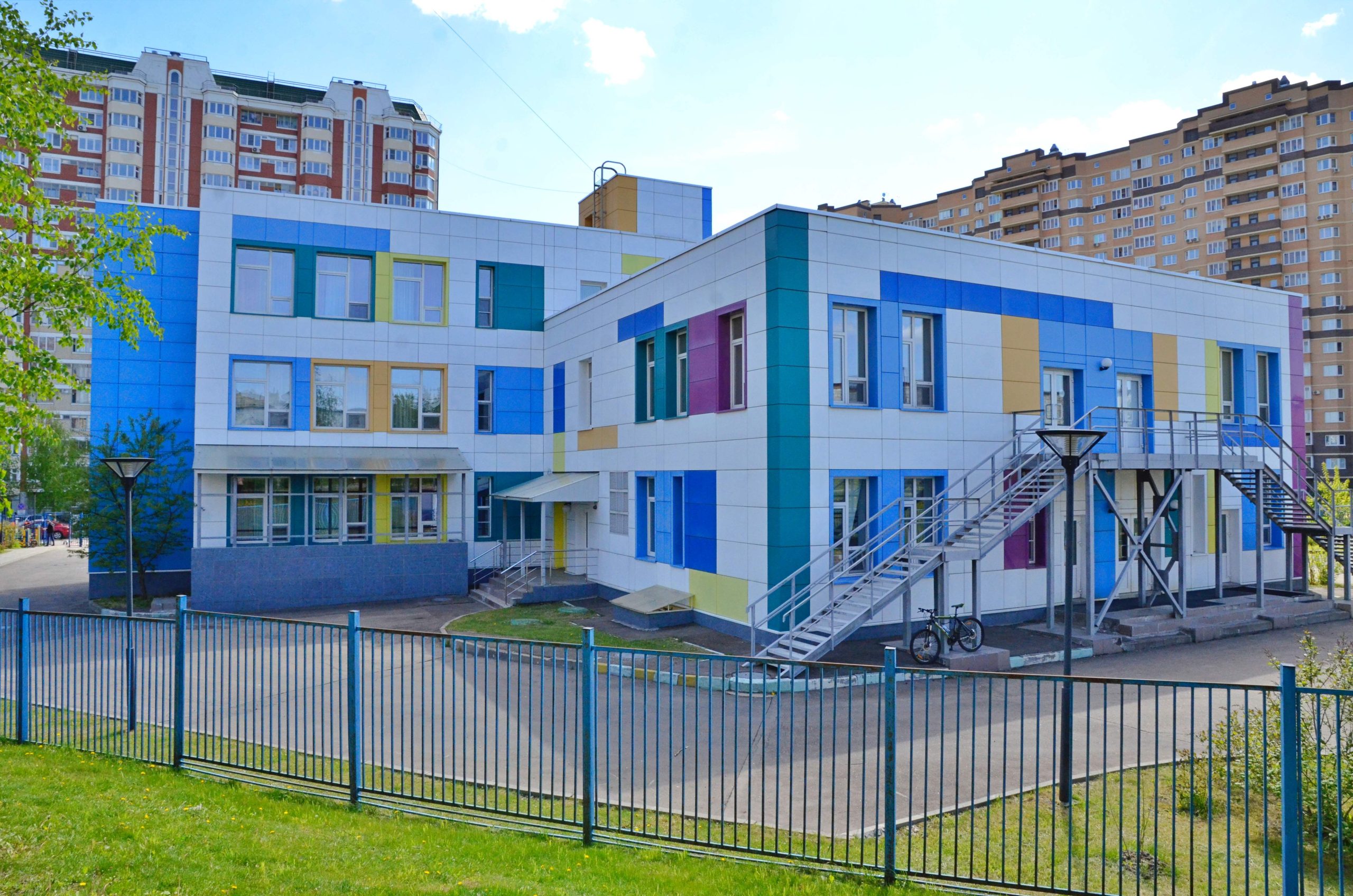 Современный подход к образованию: школы с ИТ-полигоном, классами живописи и робототехники продолжают строить в Новой Москве
