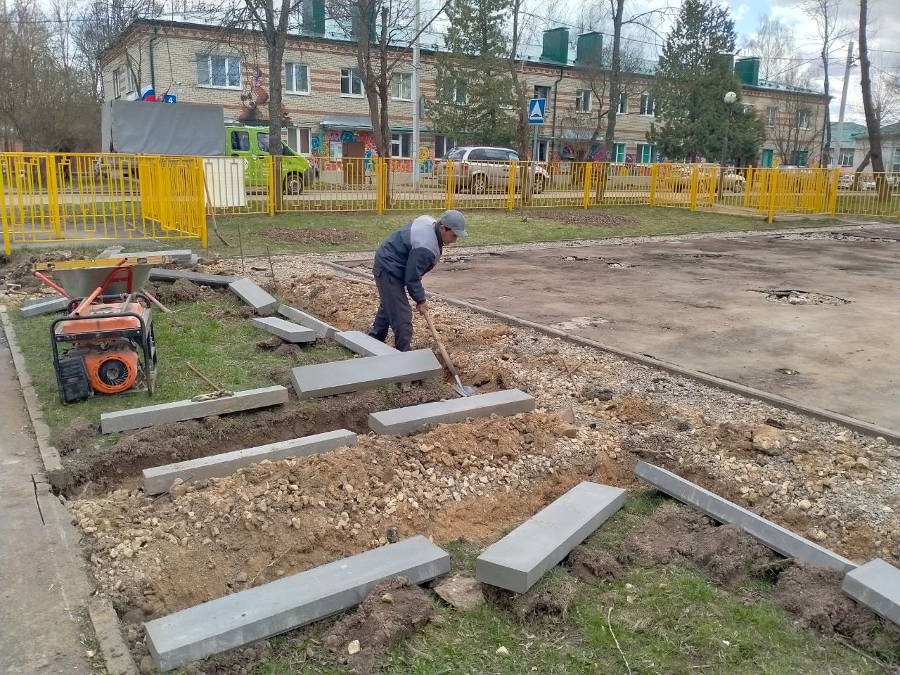 Работы по благоустройству детских площадок продолжили в Роговском