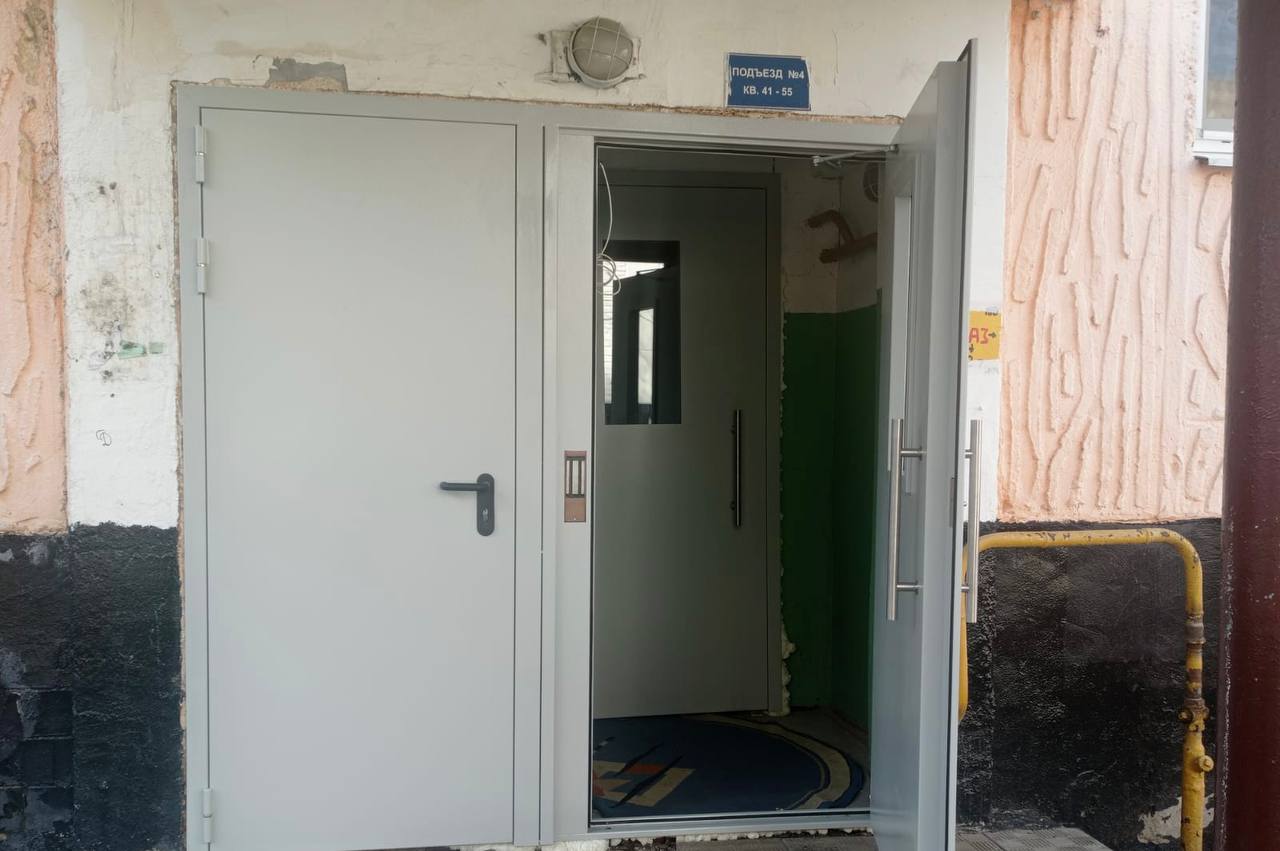 Замену входных дверей произвели в домах Новофедоровского