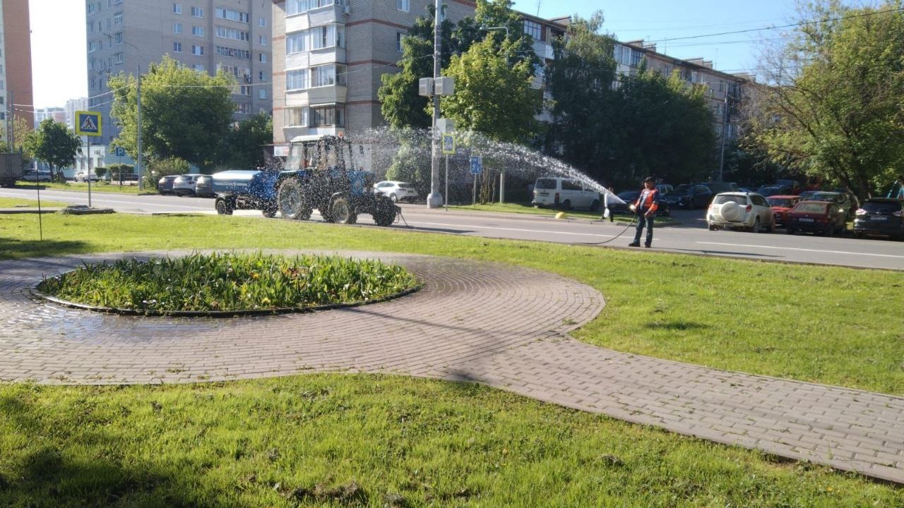 Особое внимание клумбам: зеленые растения полили в Щербинке
