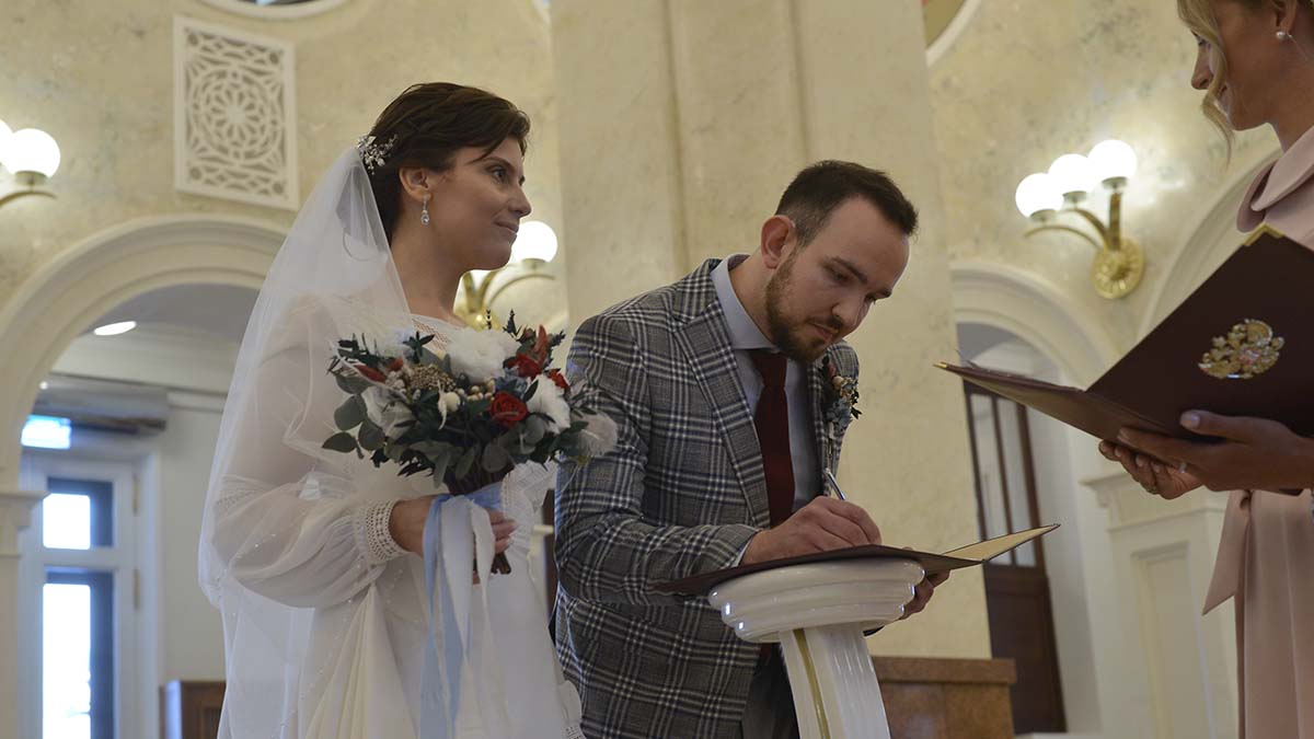 Около 100 пар из Москвы связали себя узами брака в День России