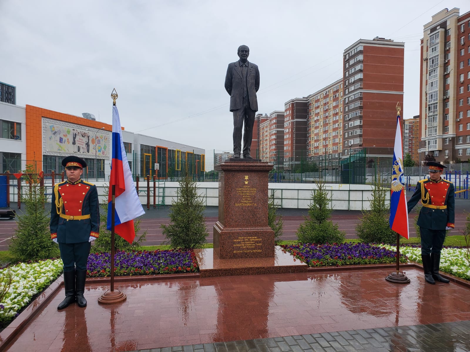 Памятник Герою Советского Союза открыли в Коммунарке