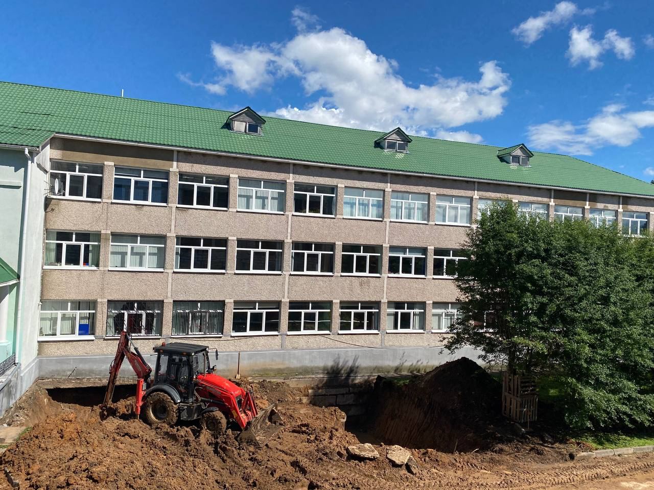 Выездное совещание по вопросам хода строительства нового учебного корпуса школы прошло в Кленовском